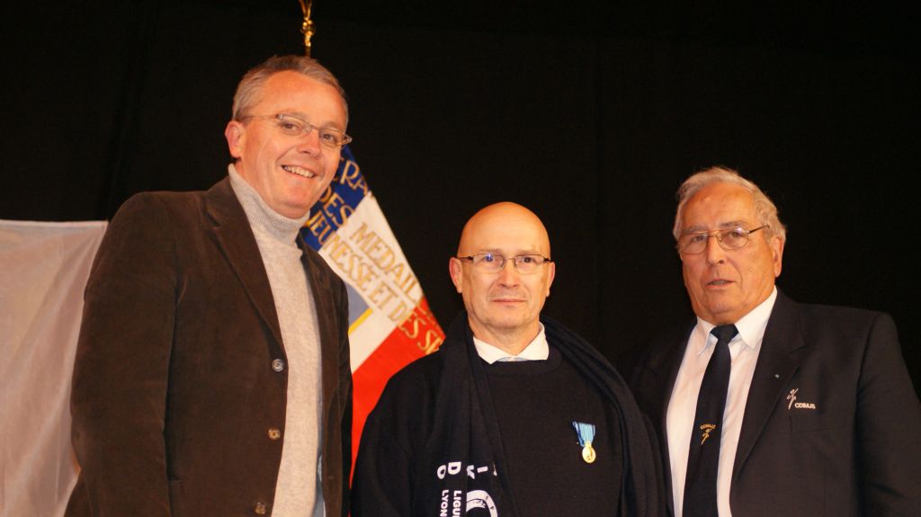 Jean-Michel Revol remettant la médaille à Daniel Robin